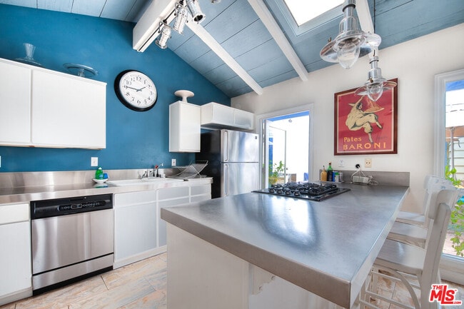 Building Photo - 8176 La Jolla Shores Dr