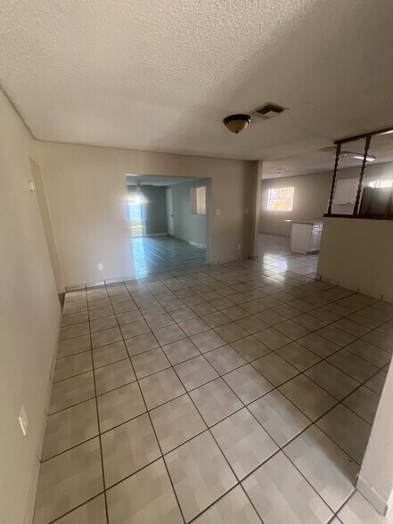 Building Photo - 7506 N Thatcher Ave