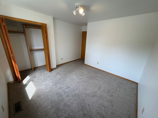 Building Photo - 2905 High Park Dr