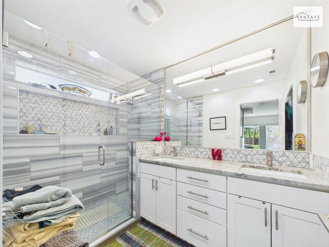 Building Photo - Beautifully Furnished and Equipped Propert...