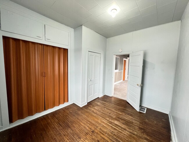 Building Photo - AVAILABLE JUNE - 4 Bed 1 Bath House in the...