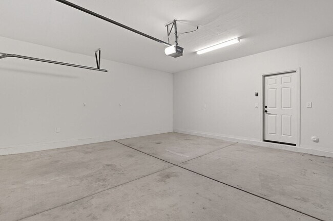 Building Photo - Three Bedrooms! Newer Neighborhood - conve...
