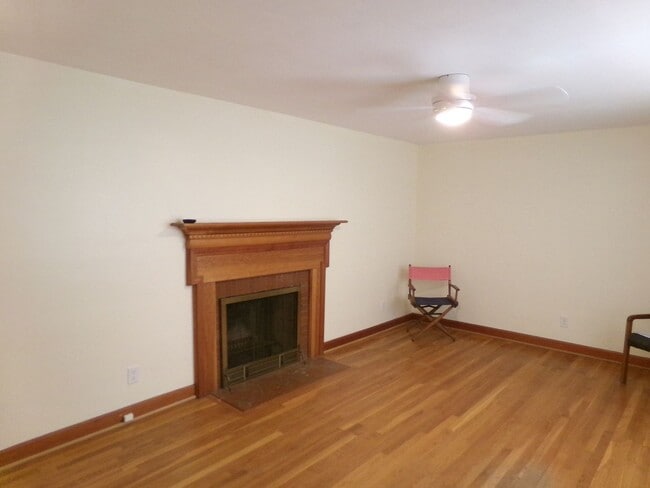 Building Photo - Country Living in Town