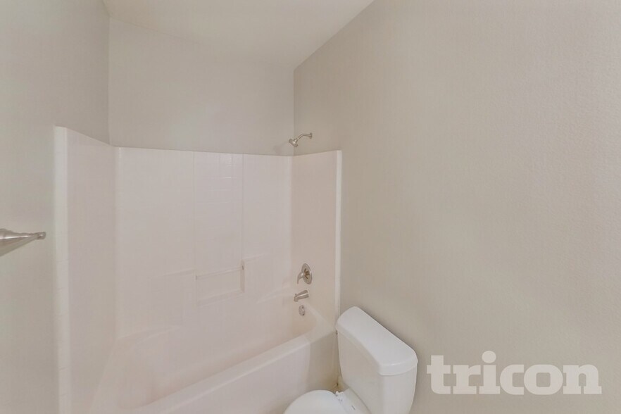 Building Photo - 3005 Glenrose Dr
