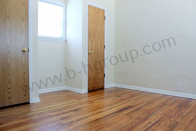 Building Photo - 609 45th St
