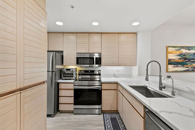 Building Photo - Elegant Furnished Penthouse Retreat with Treetop Views