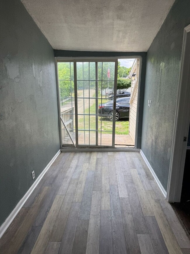 Building Photo - 3 bedrooms 1 bath