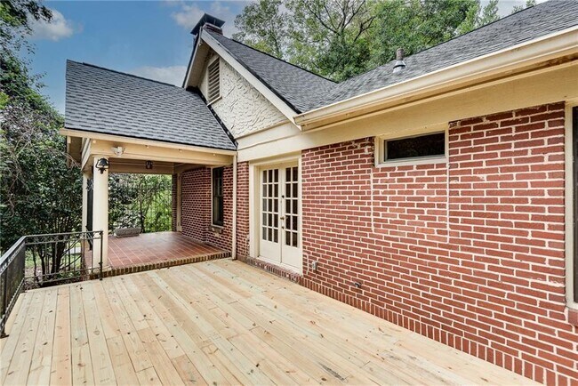 Building Photo - 1424 Emory Rd NE