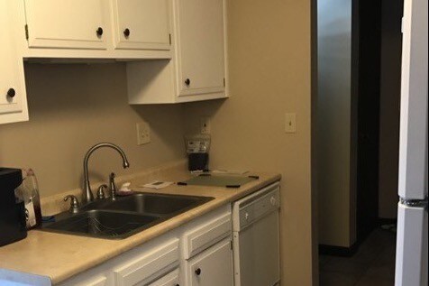 Kitchen - 1124 Appletree Ln