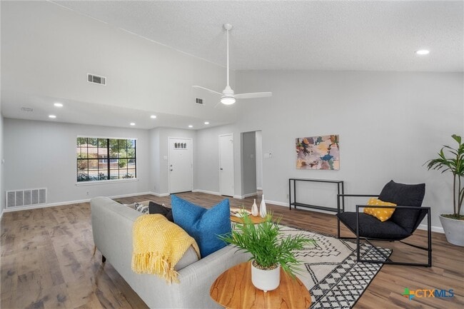 Building Photo - 101 N Kings Canyon Dr