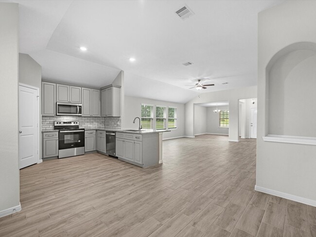 Building Photo - 46 Fairway Dr