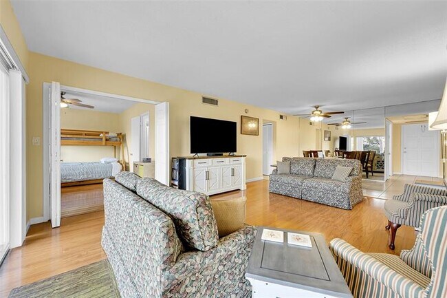 Building Photo - 3150 N Palm Aire Dr