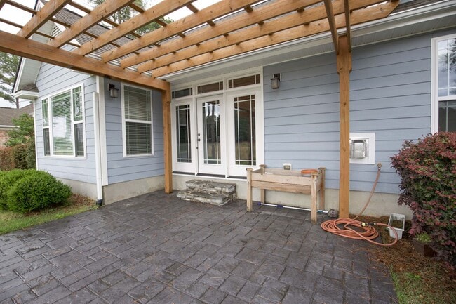 Building Photo - Woodlake Home