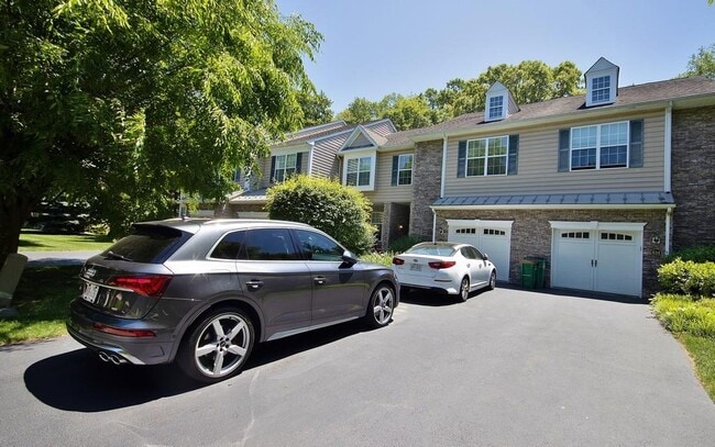 Building Photo - 836 Huntington Dr