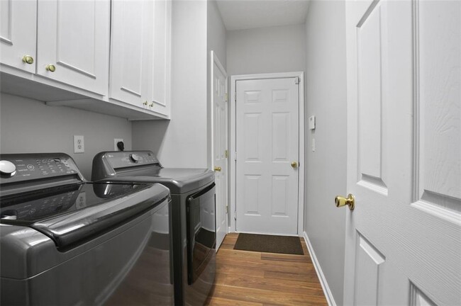 Building Photo - 2643 Whispering Pines Dr SW