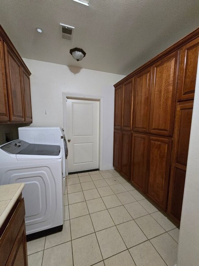 Building Photo - Private Country Living!!!