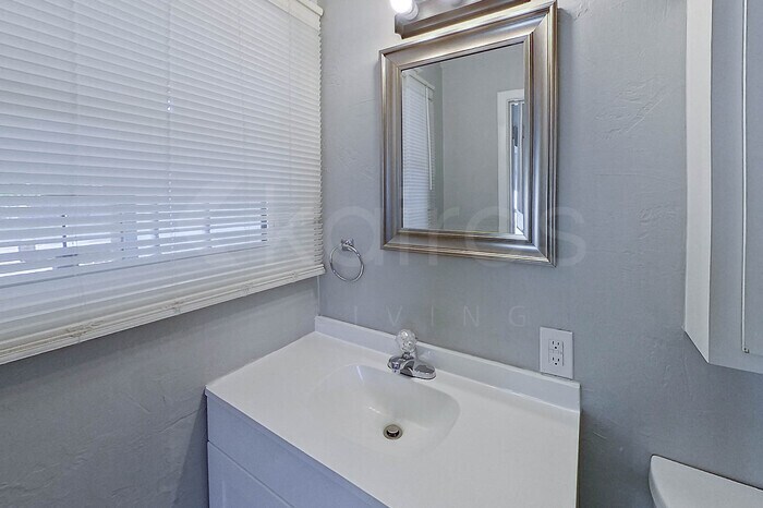 Building Photo - 4418 Mesa Cir