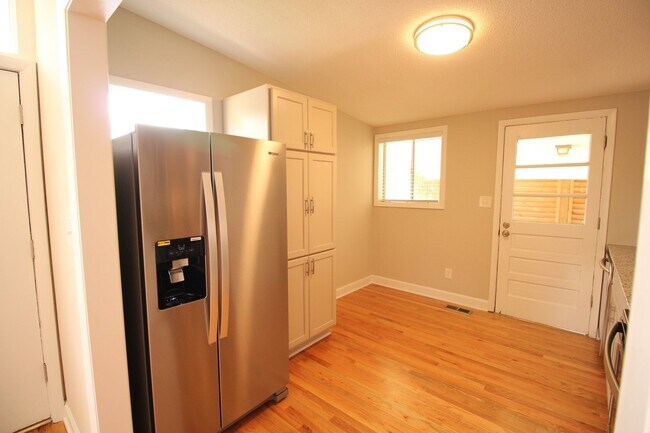 Building Photo - Beautiful 2 Bedroom, 1 Bath home is West Raleigh!  Pet Friendly