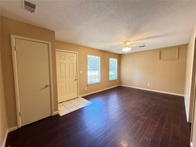 Building Photo - 2208 Sycamore Pl