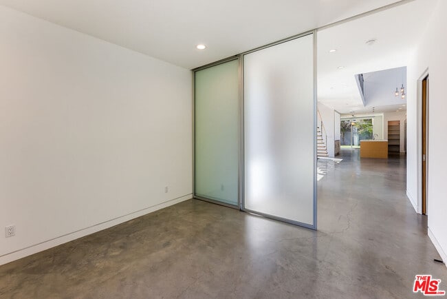 Building Photo - 547 Huntley Dr
