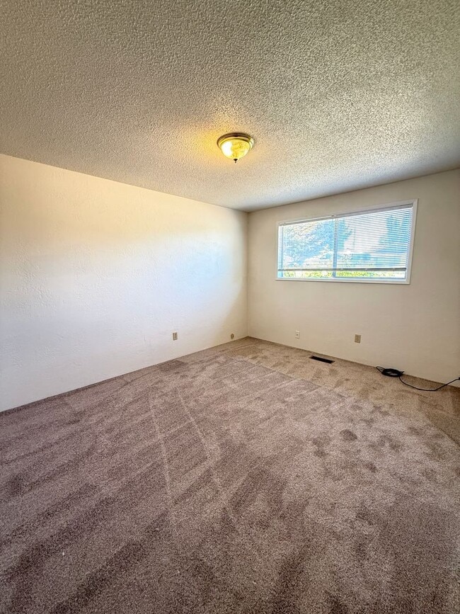 Building Photo - Roomy 3 Bed, 2 Bath Home in Northeast Medford