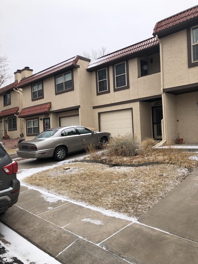 Building Photo - 2247 Villa Rosa Dr