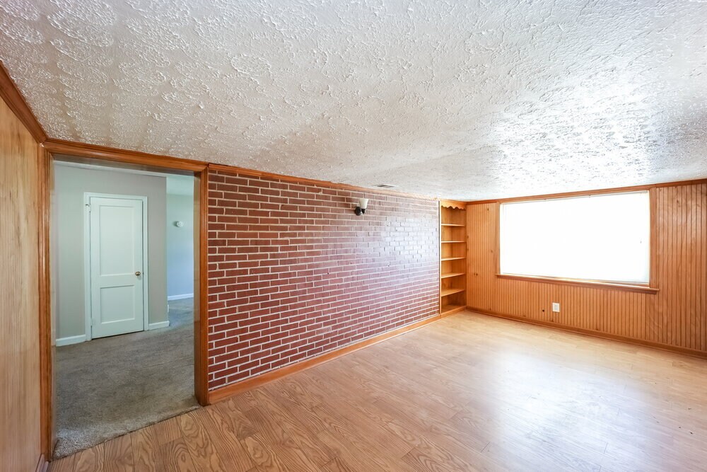 Building Photo - 5299 Sharon St