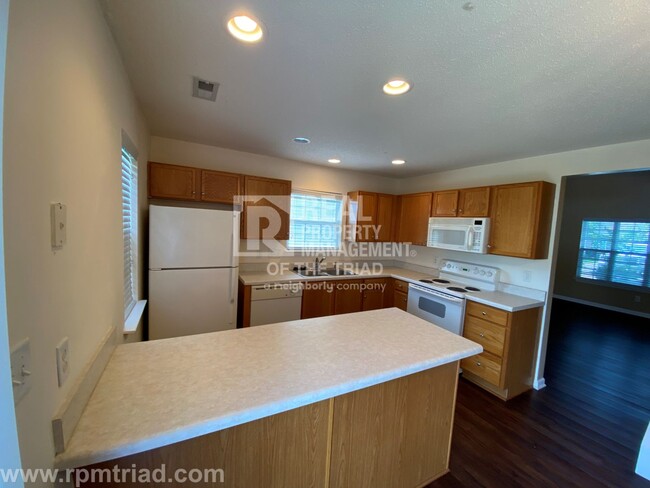 Building Photo - $250 OFF MOVE IN SPECIAL! Spacious 3BR/2.5...