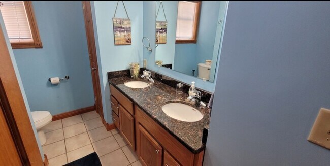 Upstairs hallway full bath - 503 Chambers St