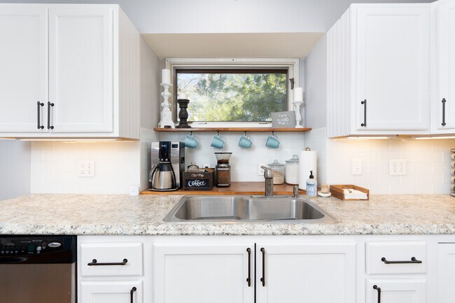 Building Photo - 1120 W Broadway