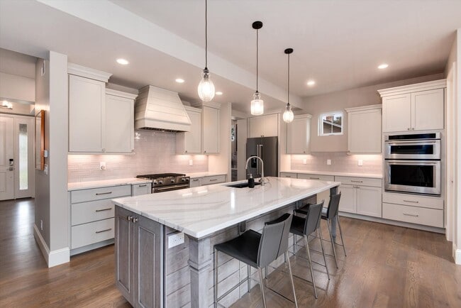 Building Photo - Furnished Home - Move in Ready!