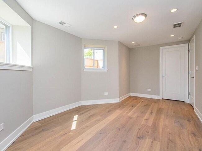 Building Photo - 2 bedroom in Chicago IL 60618