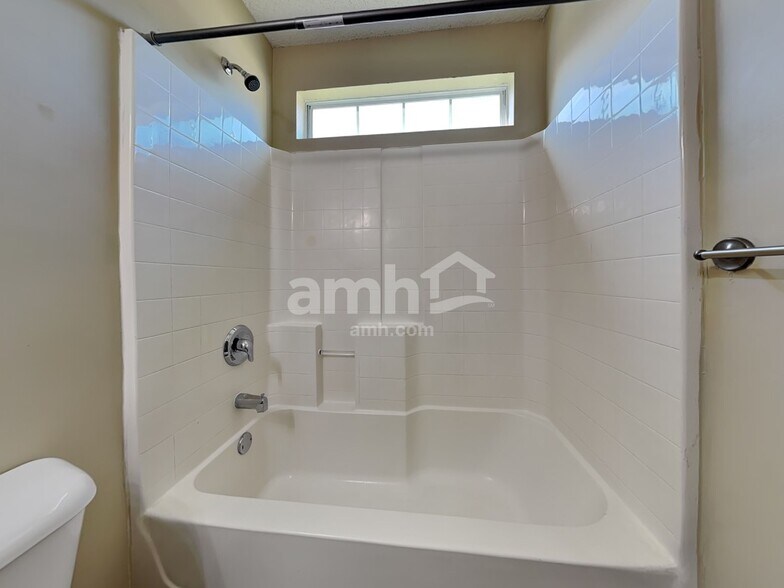 Building Photo - 11 Mills Run Ct