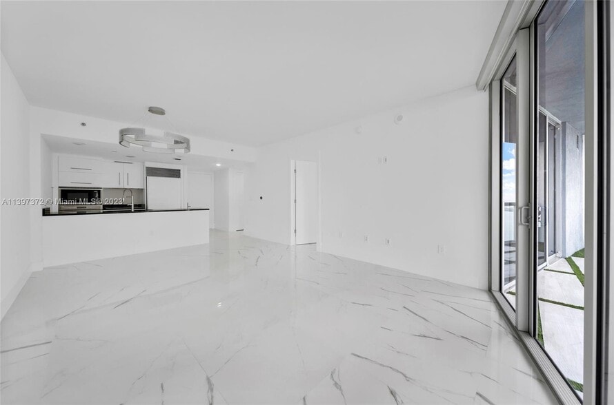 Building Photo - 475 Brickell Ave