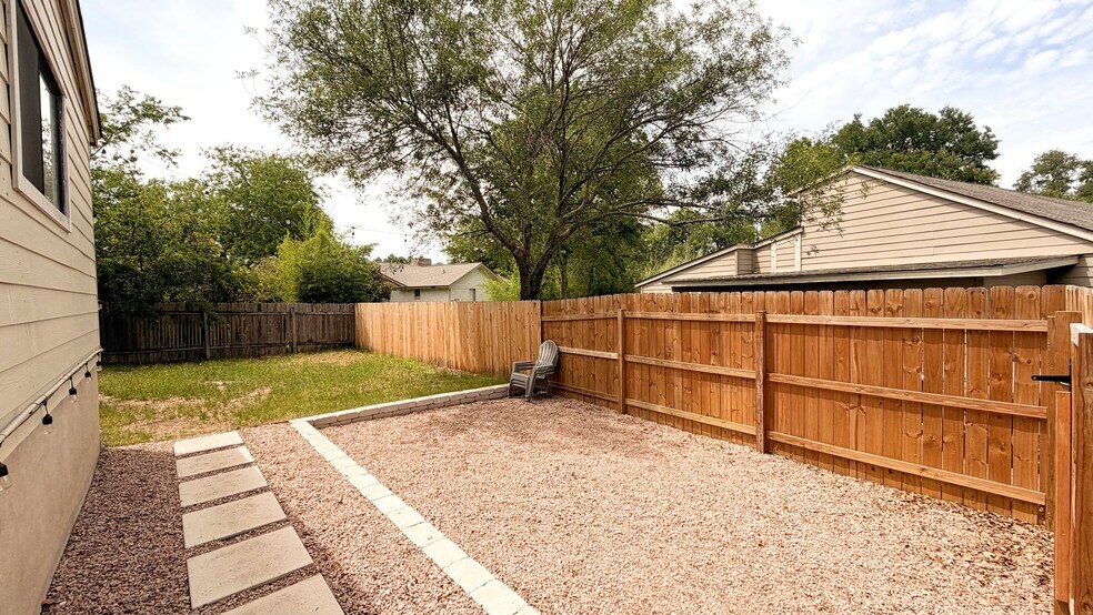 Building Photo - 7004 Oak Meadow Cir
