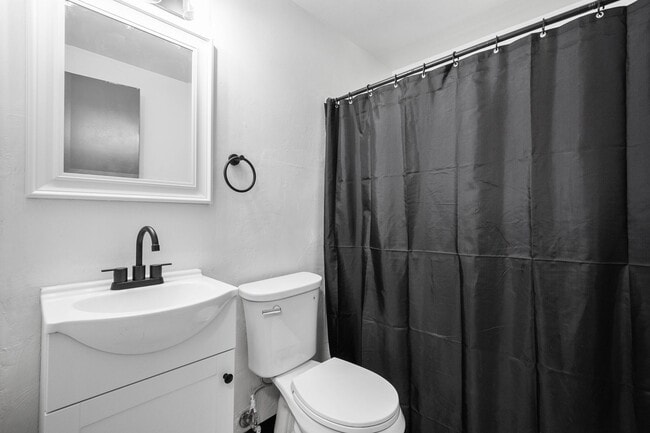 Building Photo - Charming 2 bedroom home in McKees Rocks available May 1!