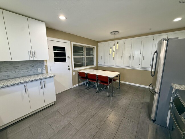 Building Photo - 2101 Jones St