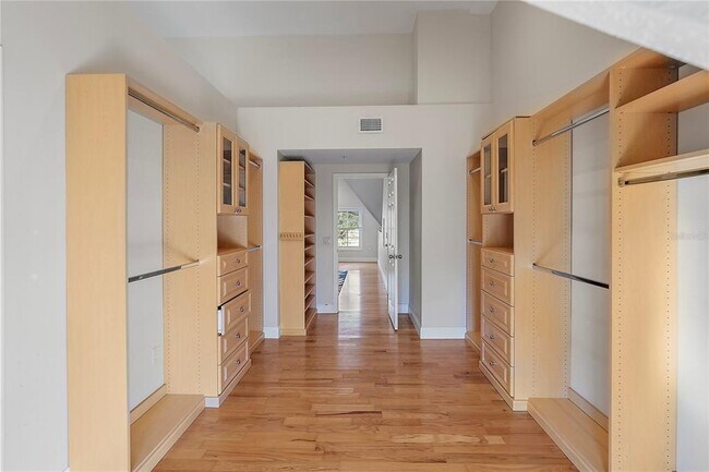 Building Photo - 832 Bay St NE