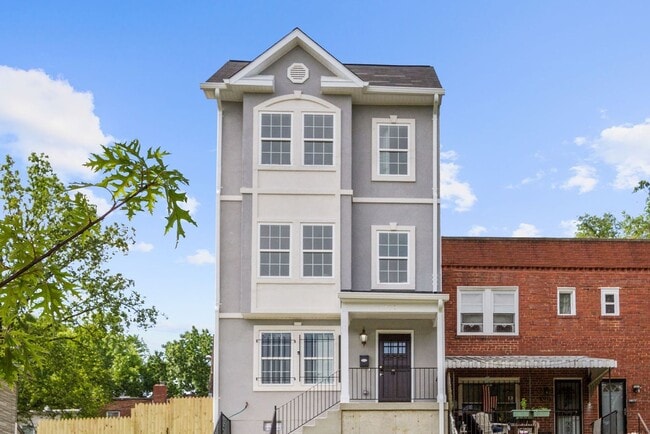 Building Photo - Gorgeous and Spacious Renovated 4br/3.5ba ...