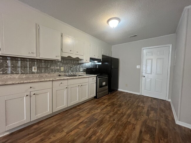 Building Photo - AVAILABLE TO SHOW!