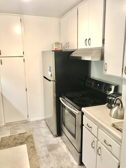 kitchen - 8650 Gulana Ave