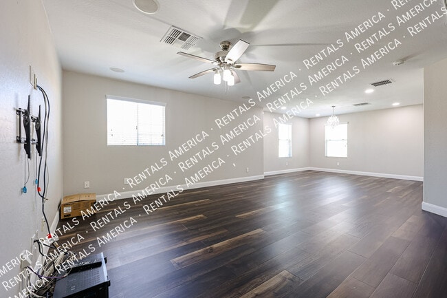 Building Photo - 886 S Brewer Dr
