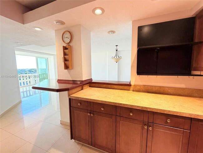 Building Photo - 919 Hillcrest Dr