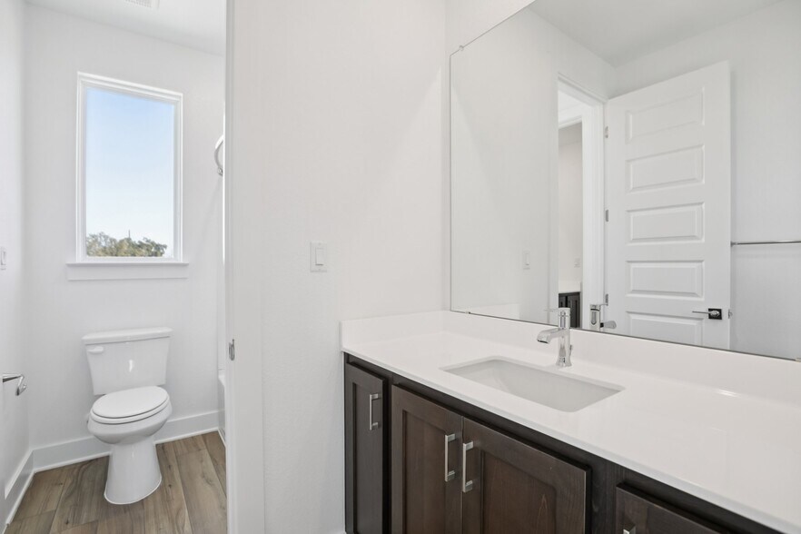 Building Photo - 1104 Yaupon Holly Dr