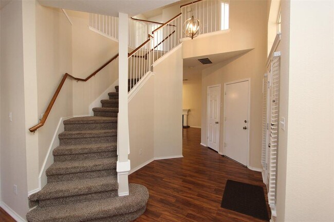 Building Photo - 15321 Ozone Pl