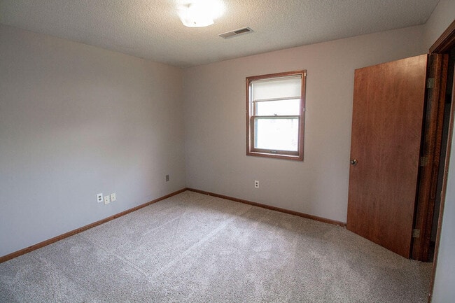 Building Photo - 2011 Bridgewater Dr