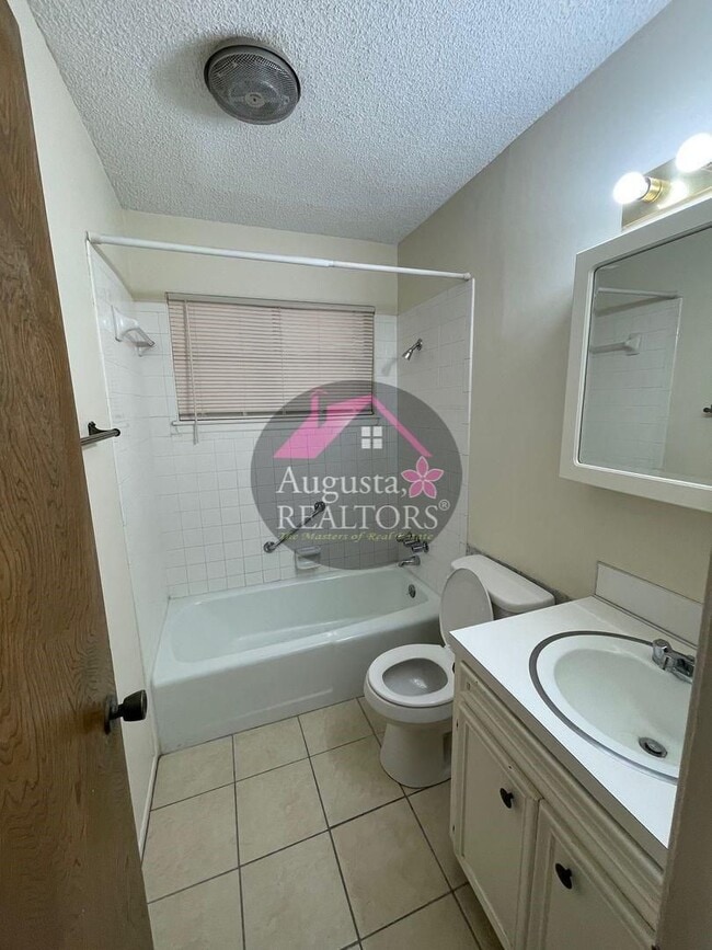 Building Photo - Southside Duplex with Covered Parking-Great location