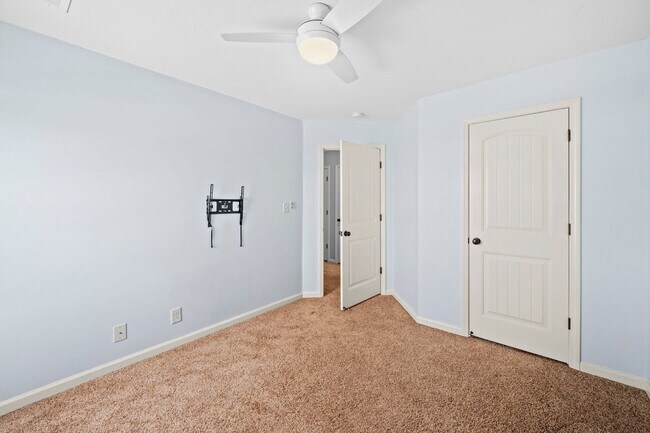 Building Photo - Move-In Special Available! Spacious 3BR Home with Bonus Room, Fireplace & Fenced Yard