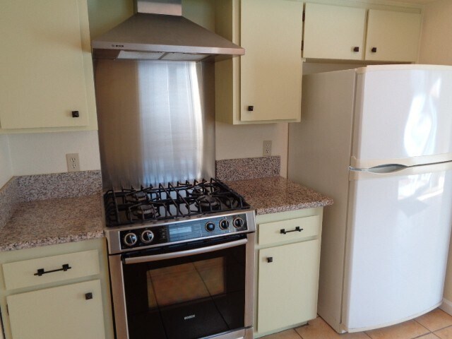 Building Photo - Beautiful 3 Bedroom, 1.5 Bath Townhome Available now!