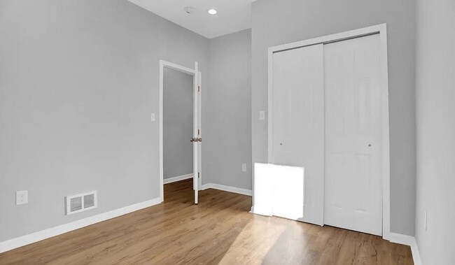 Building Photo - Beautifully Updated Townhome in Prime Location – Move-In Ready!